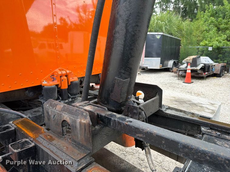 image for item DV7321 2009 Peterbilt 365 dump truck