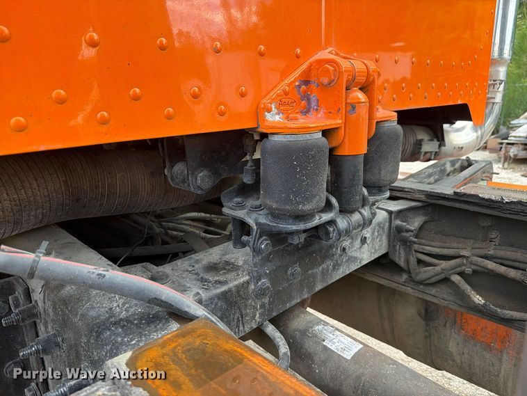 image for item DV7321 2009 Peterbilt 365 dump truck