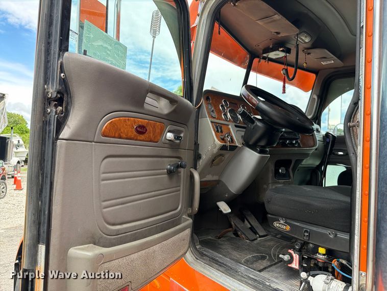 image for item DV7321 2009 Peterbilt 365 dump truck