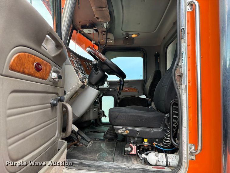 image for item DV7321 2009 Peterbilt 365 dump truck