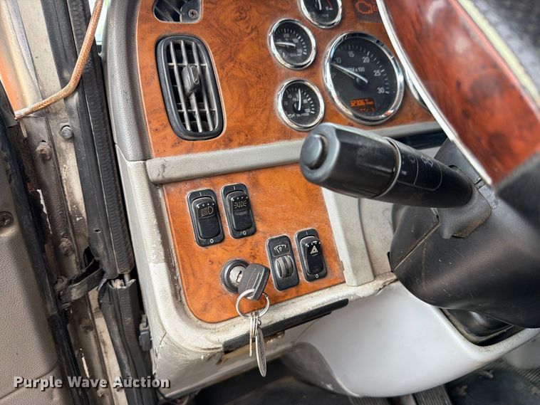 image for item DV7321 2009 Peterbilt 365 dump truck