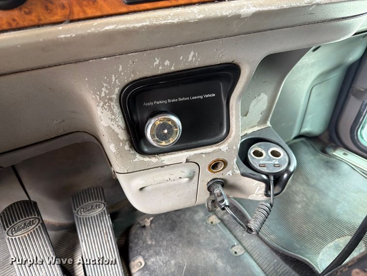 image for item DV7321 2009 Peterbilt 365 dump truck