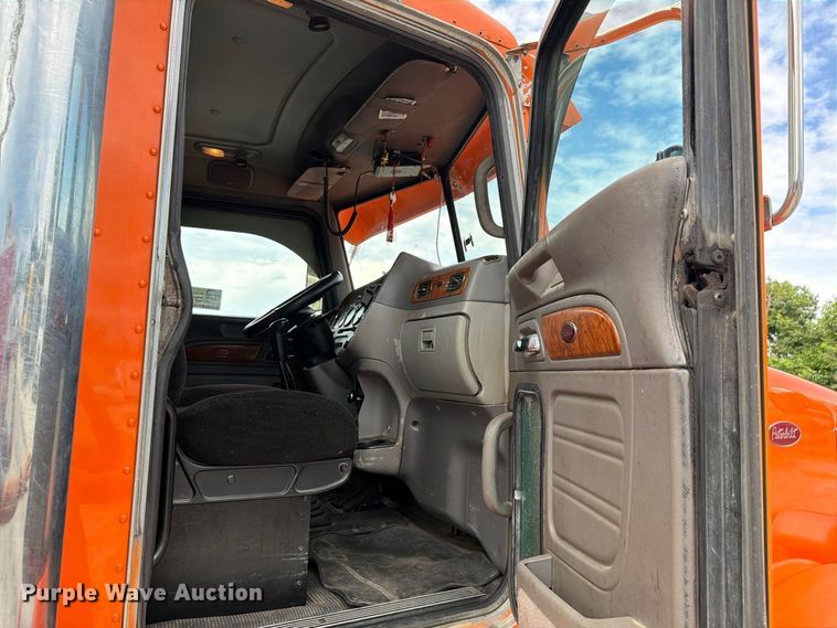 image for item DV7321 2009 Peterbilt 365 dump truck