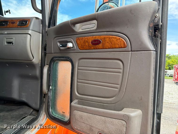 image for item DV7321 2009 Peterbilt 365 dump truck