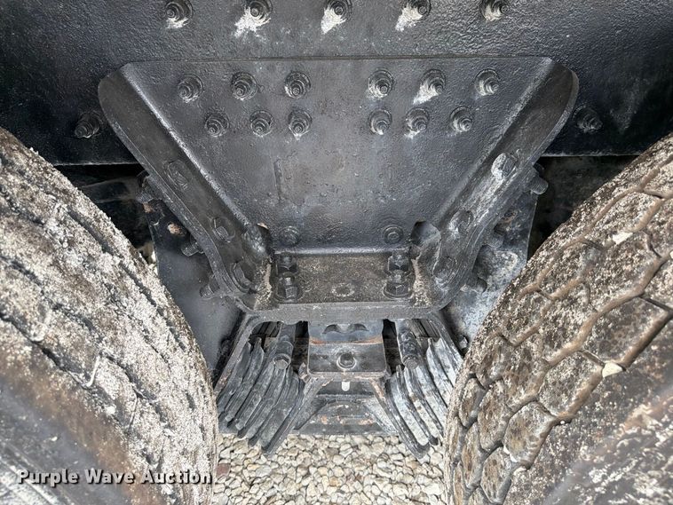 image for item DV7321 2009 Peterbilt 365 dump truck