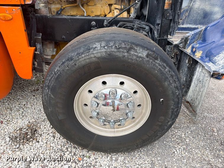 image for item DV7321 2009 Peterbilt 365 dump truck