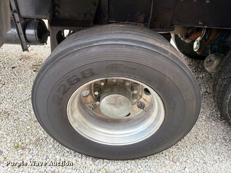 image for item DV7321 2009 Peterbilt 365 dump truck
