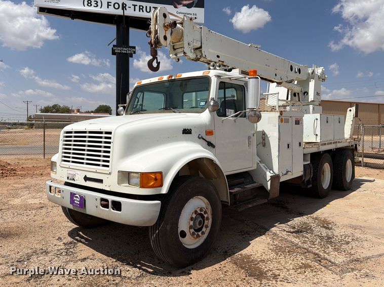 1995 International F4900 digger derrick truck