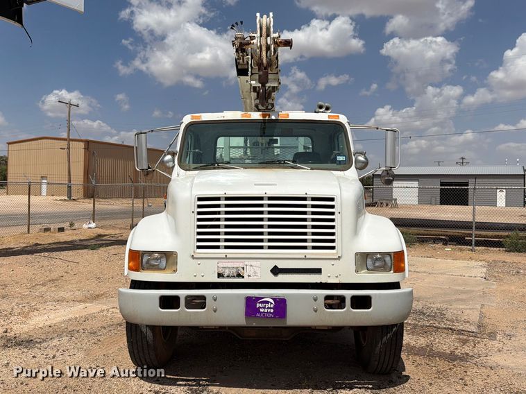 image for item DV8605 1995 International F4900 digger derrick truck
