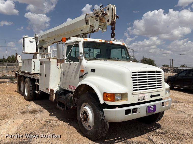 image for item DV8605 1995 International F4900 digger derrick truck