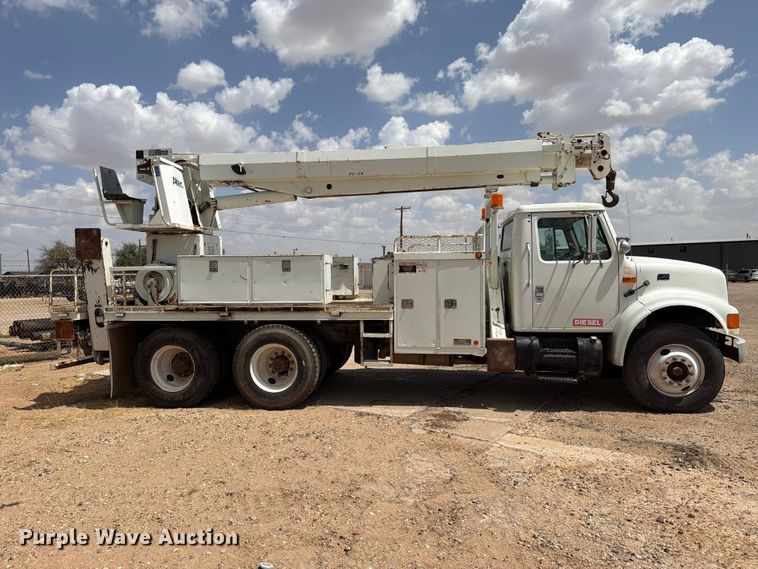 image for item DV8605 1995 International F4900 digger derrick truck
