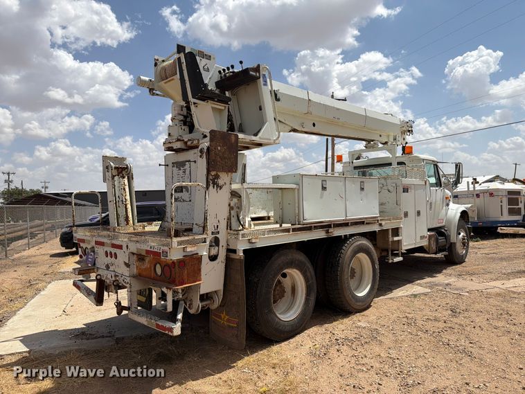 image for item DV8605 1995 International F4900 digger derrick truck