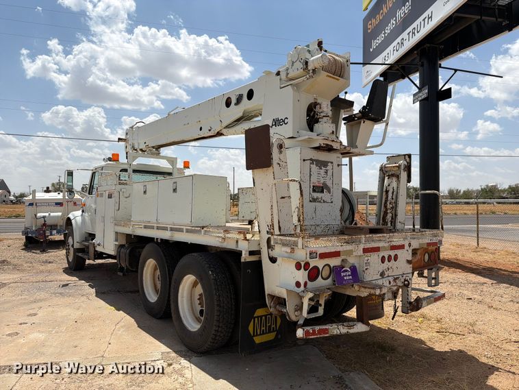 image for item DV8605 1995 International F4900 digger derrick truck