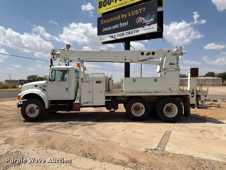 image for item DV8605 1995 International F4900 digger derrick truck