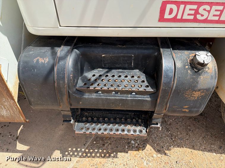 image for item DV8605 1995 International F4900 digger derrick truck