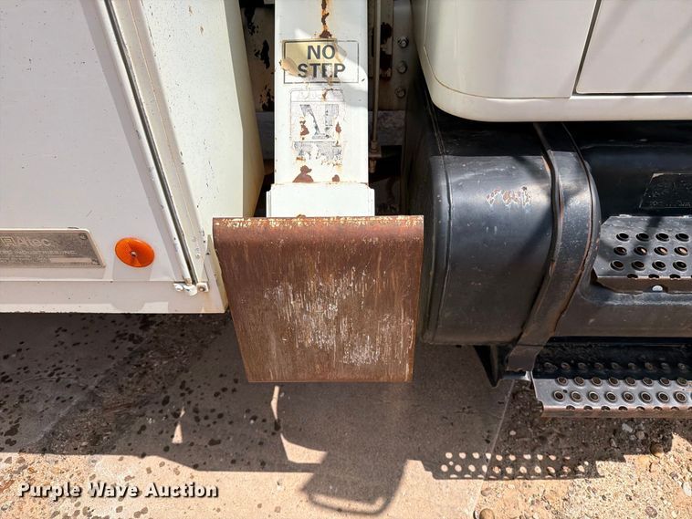 image for item DV8605 1995 International F4900 digger derrick truck