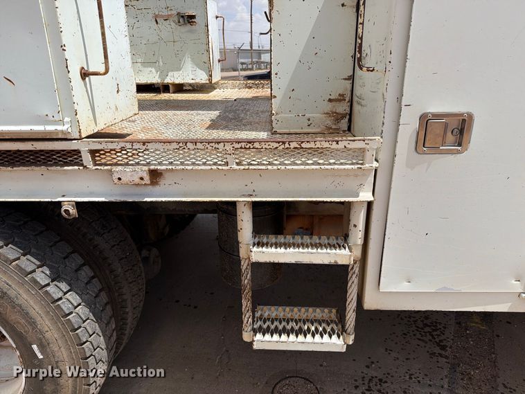 image for item DV8605 1995 International F4900 digger derrick truck