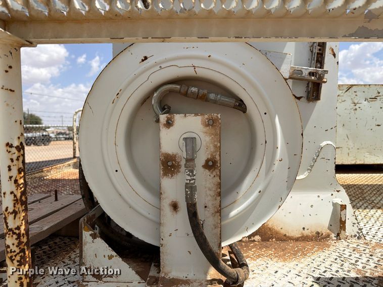 image for item DV8605 1995 International F4900 digger derrick truck