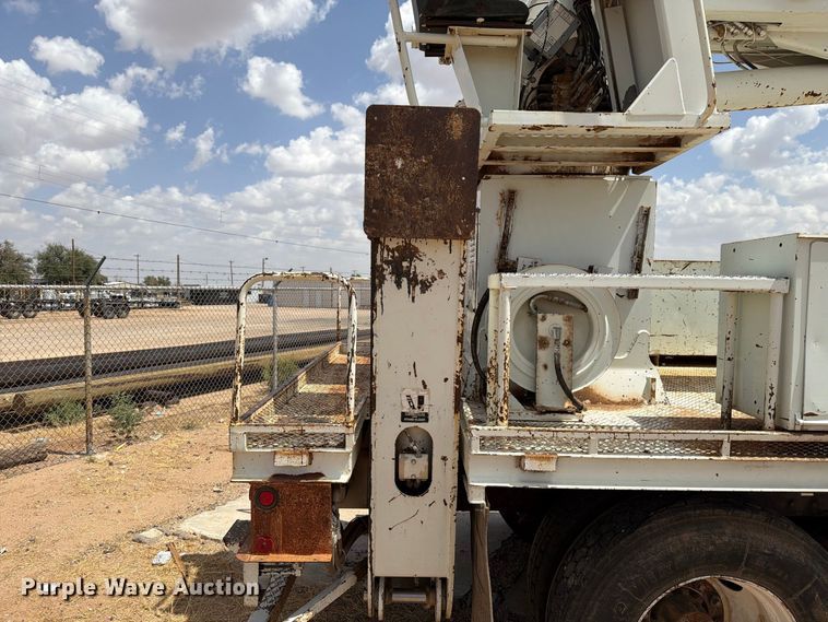 image for item DV8605 1995 International F4900 digger derrick truck