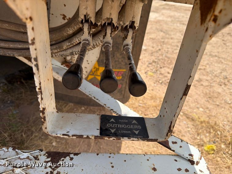 image for item DV8605 1995 International F4900 digger derrick truck