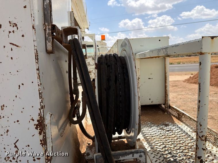 image for item DV8605 1995 International F4900 digger derrick truck