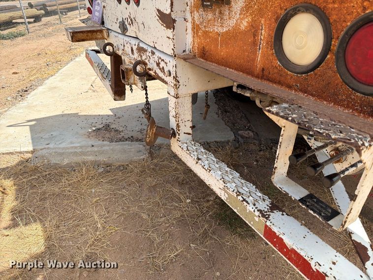 image for item DV8605 1995 International F4900 digger derrick truck