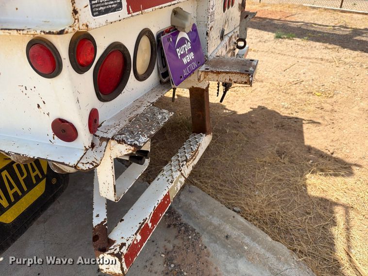 image for item DV8605 1995 International F4900 digger derrick truck