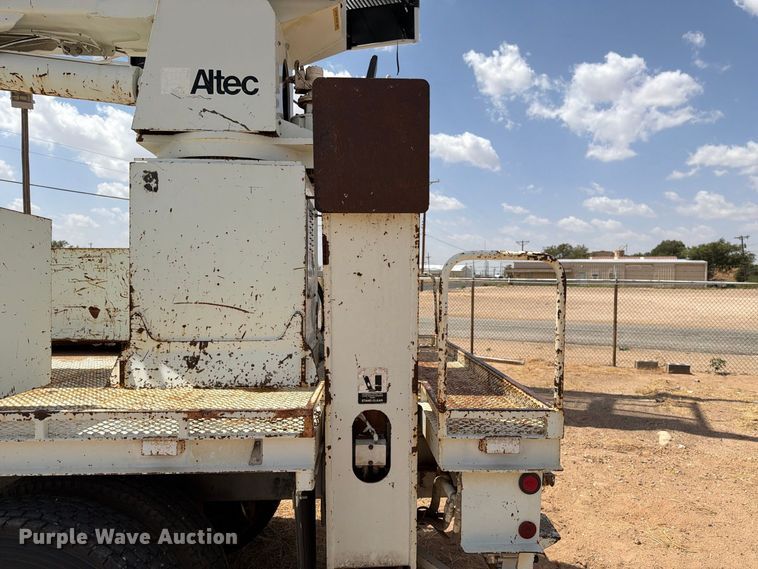 image for item DV8605 1995 International F4900 digger derrick truck