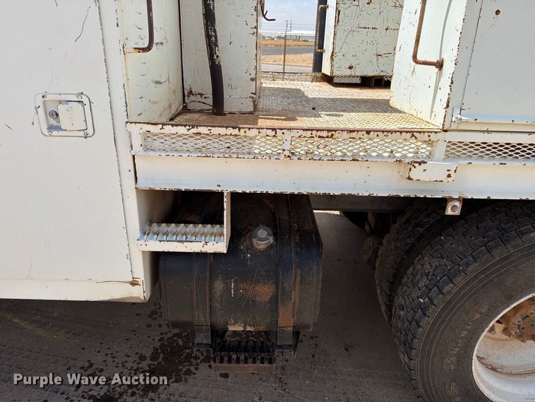 image for item DV8605 1995 International F4900 digger derrick truck