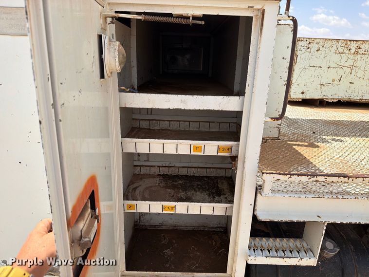 image for item DV8605 1995 International F4900 digger derrick truck