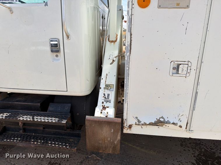 image for item DV8605 1995 International F4900 digger derrick truck