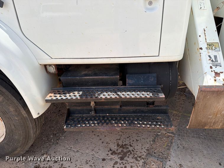 image for item DV8605 1995 International F4900 digger derrick truck