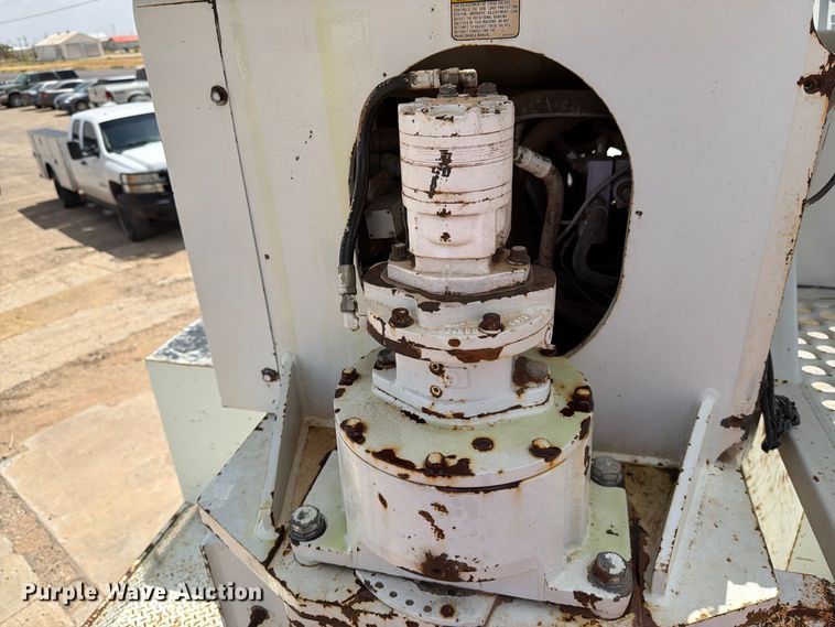 image for item DV8605 1995 International F4900 digger derrick truck