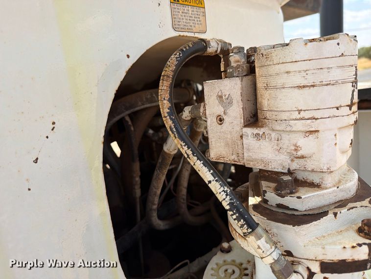 image for item DV8605 1995 International F4900 digger derrick truck