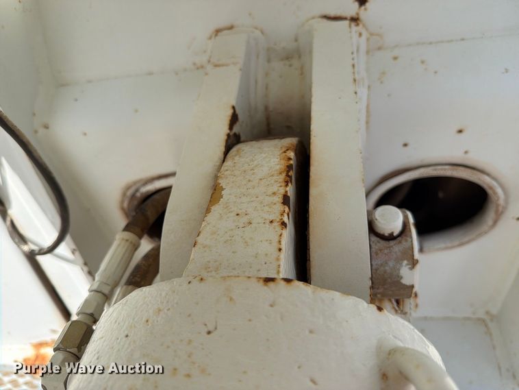 image for item DV8605 1995 International F4900 digger derrick truck
