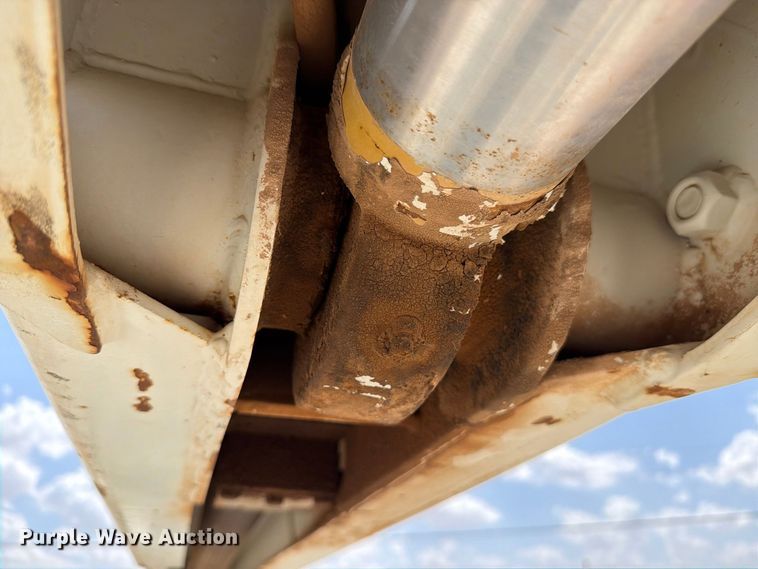 image for item DV8605 1995 International F4900 digger derrick truck