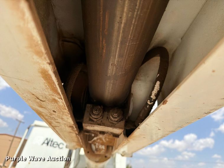 image for item DV8605 1995 International F4900 digger derrick truck