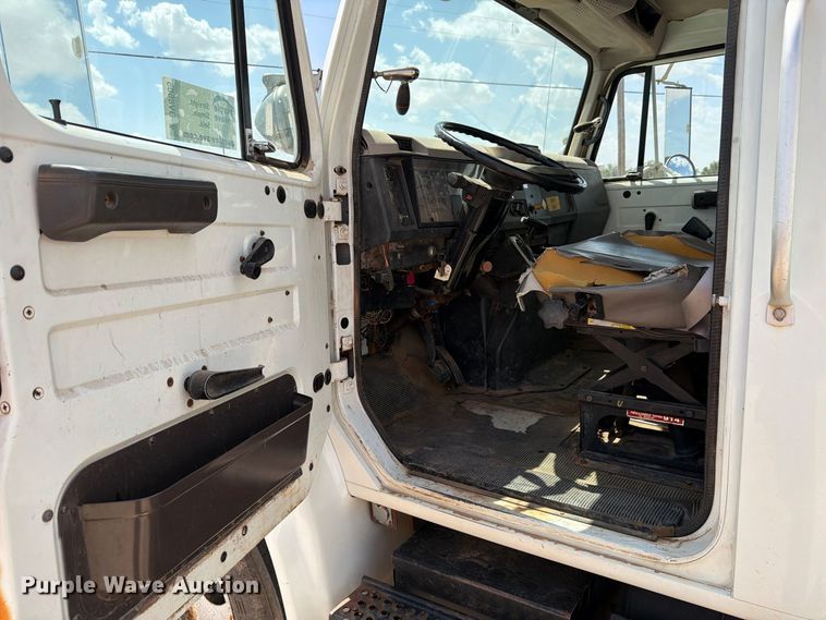 image for item DV8605 1995 International F4900 digger derrick truck