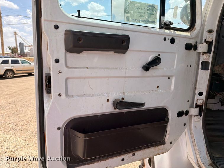 image for item DV8605 1995 International F4900 digger derrick truck
