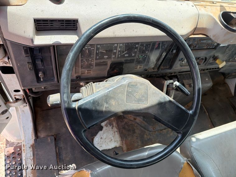 image for item DV8605 1995 International F4900 digger derrick truck