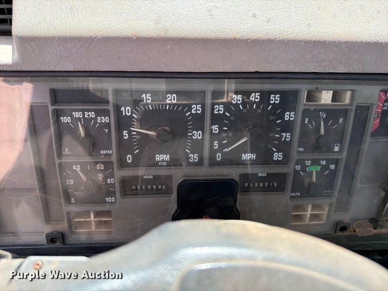 image for item DV8605 1995 International F4900 digger derrick truck