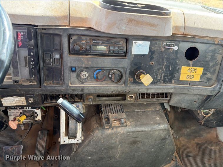 image for item DV8605 1995 International F4900 digger derrick truck