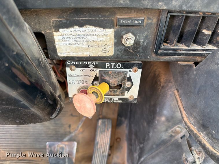 image for item DV8605 1995 International F4900 digger derrick truck