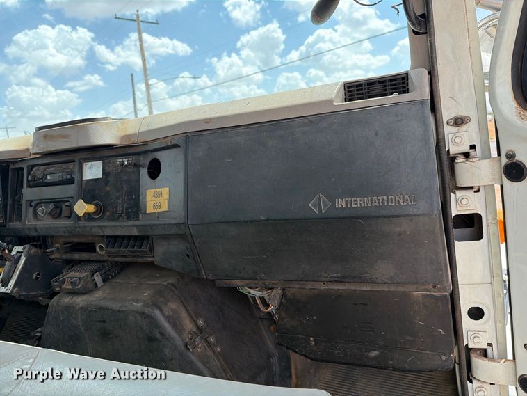 image for item DV8605 1995 International F4900 digger derrick truck