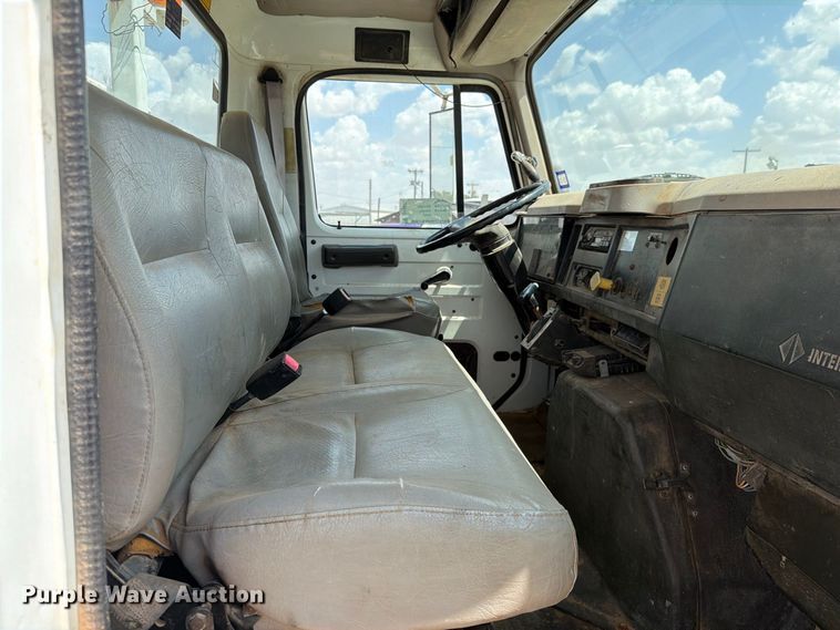 image for item DV8605 1995 International F4900 digger derrick truck