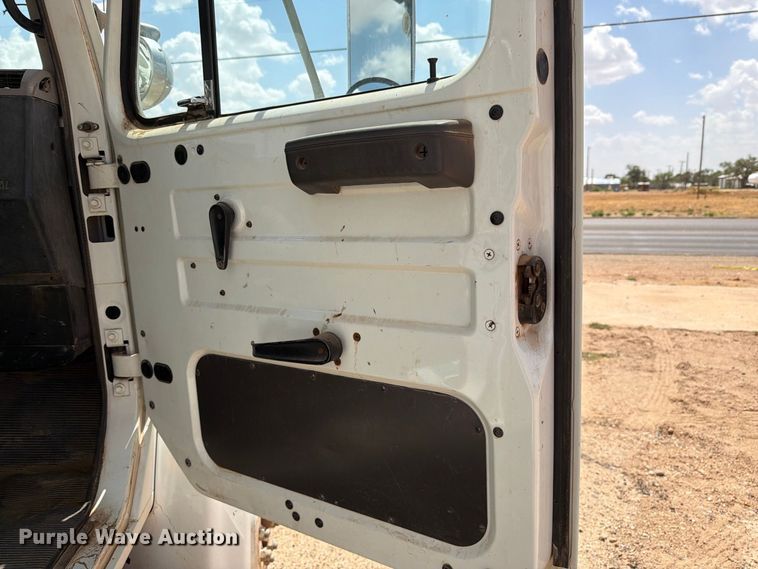 image for item DV8605 1995 International F4900 digger derrick truck