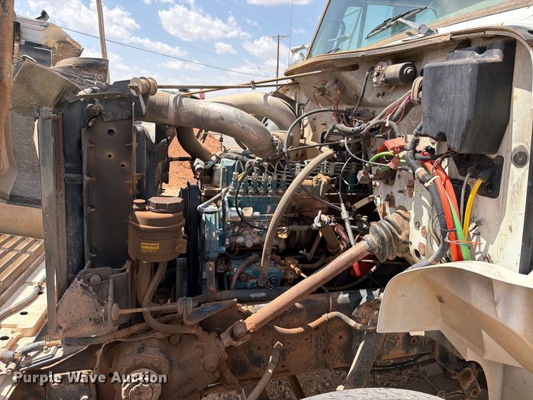 image for item DV8605 1995 International F4900 digger derrick truck