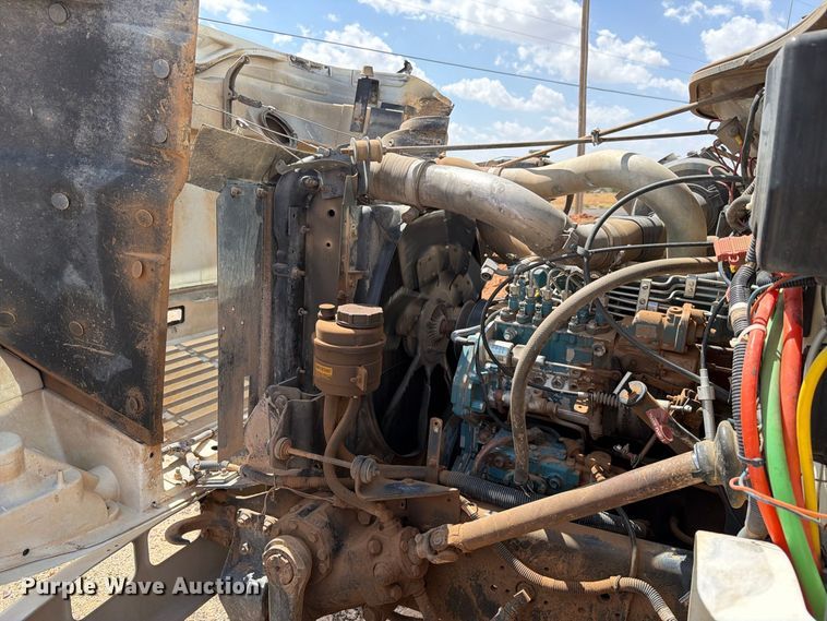 image for item DV8605 1995 International F4900 digger derrick truck