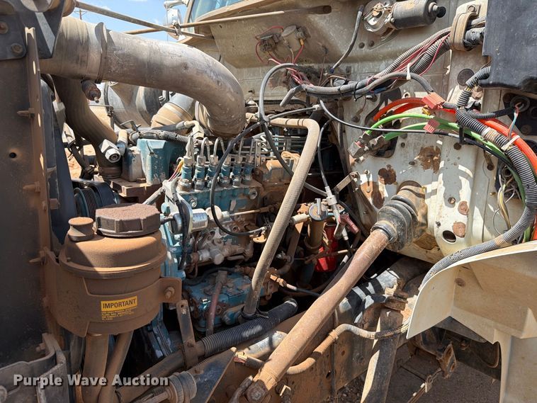 image for item DV8605 1995 International F4900 digger derrick truck