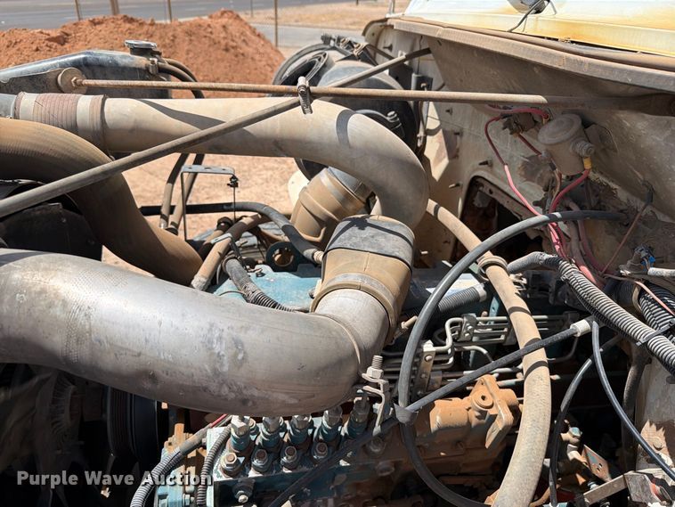 image for item DV8605 1995 International F4900 digger derrick truck